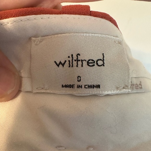 Aritzia Women's Effortless Mini Shorts Size 0 Preppy Causal Cuffed‎ Burgundy - Picture 2 of 5